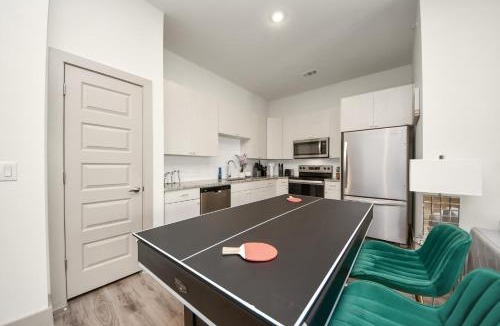 Addicks Apartment | Luxury 2BR King Beds Pool Table & Arcade Hospital