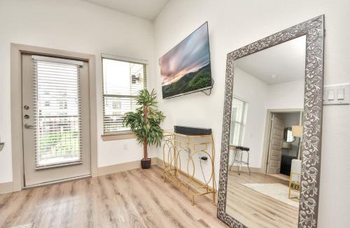 Addicks Apartment | Luxury 2BR King Beds Pool Table & Arcade Hospital