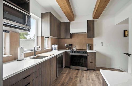 Kerns Condo | Luxury 2BR New Spanish Townhome Fast WiFi AC