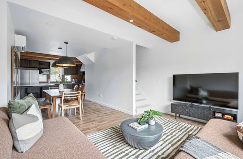 Kerns Condo | Luxury 2BR New Spanish Townhome Fast WiFi AC