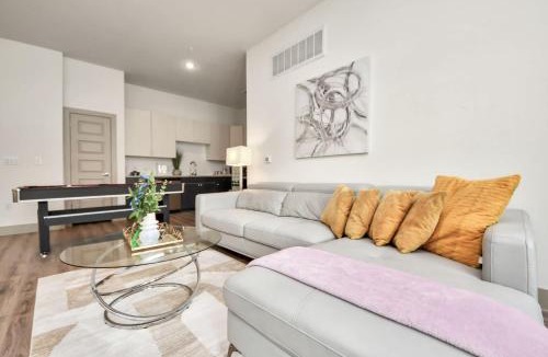 Addicks Apartment | Luxury 2BR Retreat Pool Table King Beds Fast Wi-Fi