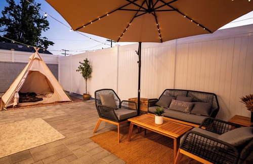 Burbank House | Luxury 2BR Retreat with Glamping Tent Near Universal Studios, Hollywood!