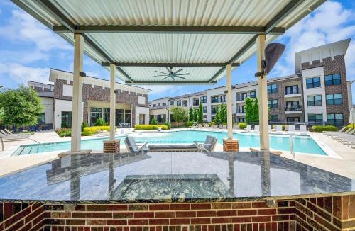 Conroe Apartment | Luxury 2BR Retreat with King Beds Fast Wiff Resort Pool