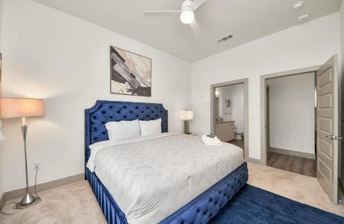 Conroe Apartment | Luxury 2BR Retreat with King Beds Fast Wiff Resort Pool