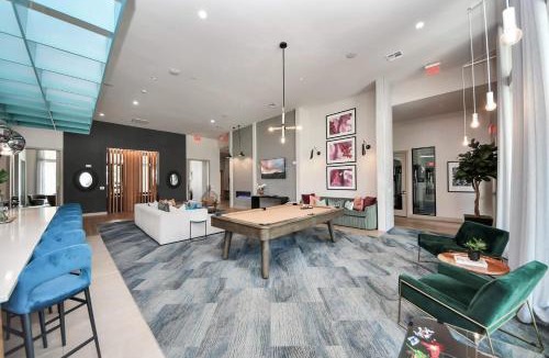 Conroe Apartment | Luxury 2BR Retreat with King Beds Fast Wiff Resort Pool