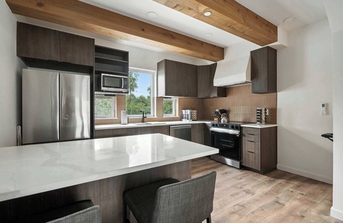 Kerns House | Luxury 2BR Walkable Best Location Fast WiFi
