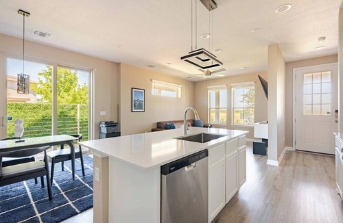 Austin House | Luxury 2S Condo Hot Tub Gym Pool Airport