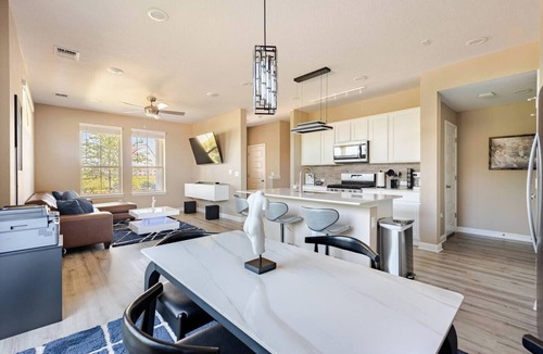 Austin House | Luxury 2S Condo Hot Tub Gym Pool Airport