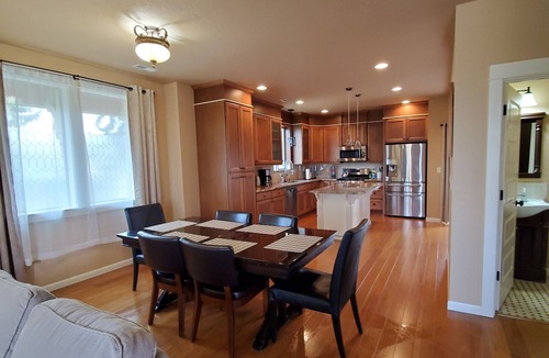 Arbor Lodge Apartment | Luxury 3/3 apartment close to MAX tram, Fred Meyer at exit 305