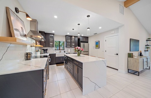 Arlington Park House | Luxury 3/3 with Heated Pool, Spa, & Putting Green!