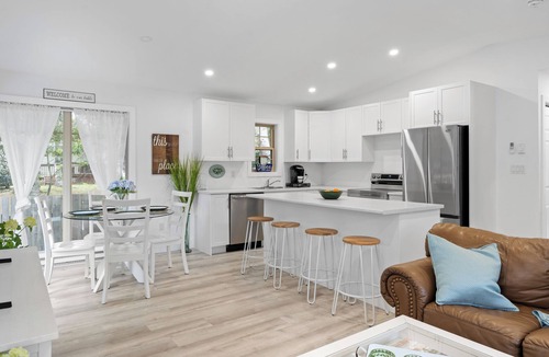 The Bluff Cottage | Luxury 3 bdm cottage 2 min walk from Parlee Beach