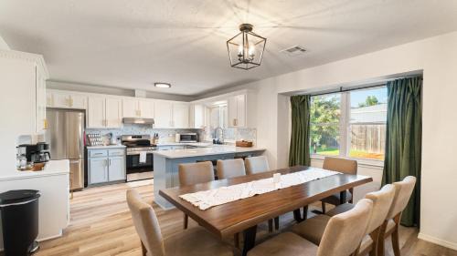 Edmond House | Luxury 3 BDR Edmond, Fuseball, Pac-Man, Sleeps 9
