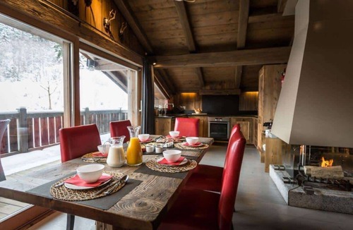 Les Bossons Ski Chalet | Luxury 3 bedroom chalet, jacuzzi, sauna