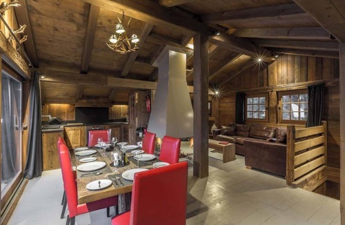 Les Bossons Ski Chalet | Luxury 3 bedroom chalet, jacuzzi, sauna