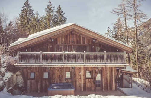 Les Bossons Ski Chalet | Luxury 3 bedroom chalet, jacuzzi, sauna