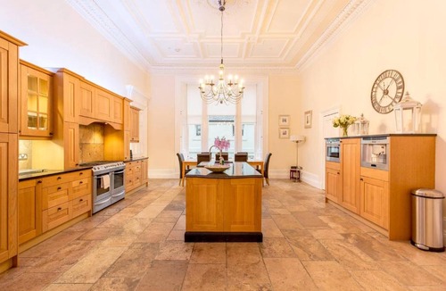 Kelvinbridge Apartment | Luxury 3 bed Apt in Prestigious Park District