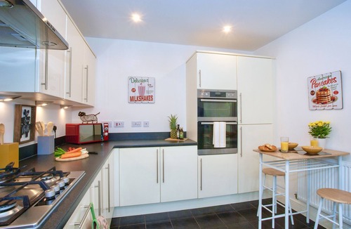 East Malling and Larkfield House | Luxury 3 Bed Cottage on Private Walkway with Parking