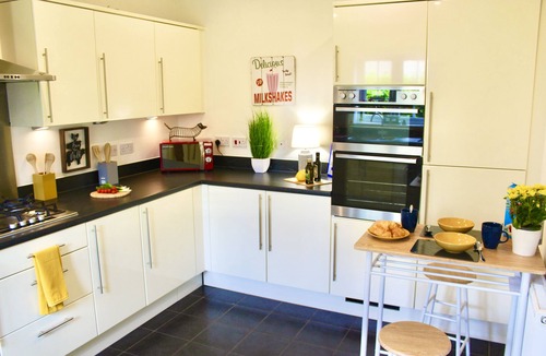 East Malling and Larkfield House | Luxury 3 Bed Cottage on Private Walkway with Parking