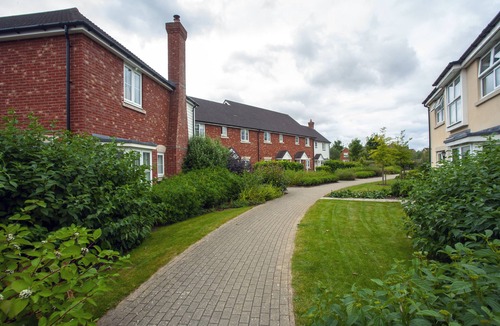 East Malling and Larkfield House | Luxury 3 Bed Cottage on Private Walkway with Parking