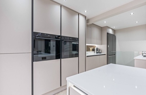 Swinton House | Luxury 3-Bed Home 10 Mins from Manchester Centre