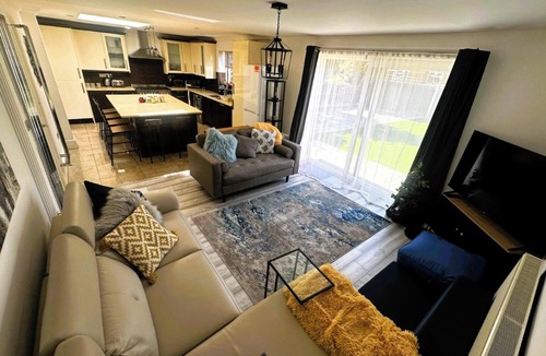 Cranbrook Apartment | Luxury 3-Bed Ilford Modern Comfort & Elegance