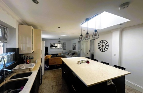 Cranbrook Apartment | Luxury 3-Bed Ilford Modern Comfort & Elegance