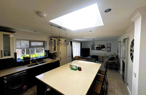 Cranbrook Apartment | Luxury 3-Bed Ilford Modern Comfort & Elegance