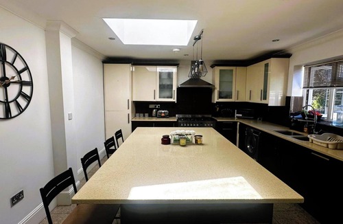 Cranbrook Apartment | Luxury 3-Bed Ilford Modern Comfort & Elegance