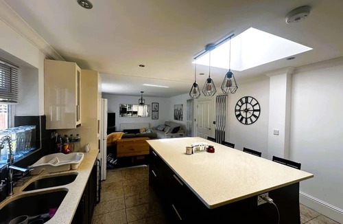 Cranbrook Apartment | Luxury 3-Bed Ilford Modern Comfort & Elegance