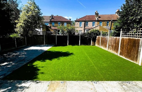 Cranbrook Apartment | Luxury 3-Bed Ilford Modern Comfort & Elegance