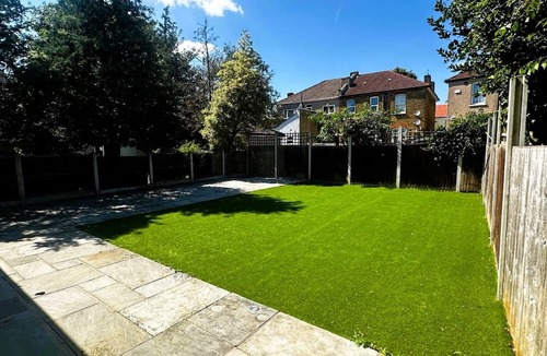 Cranbrook Apartment | Luxury 3-Bed Ilford Modern Comfort & Elegance