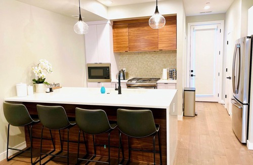 People's Freeway House | Luxury 3-Bed Townhome (82" TV, Free EV Charging)
