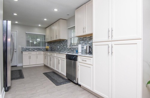 Brandon House | Luxury 3 Bedroom 2 Bath w/2 Car Garage