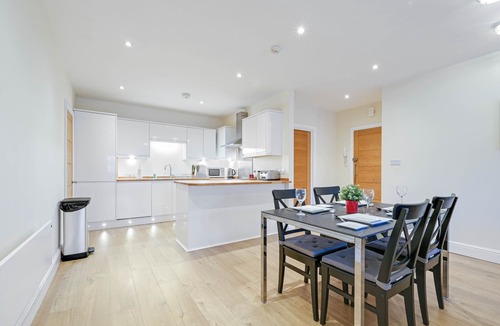 Maidenhead Apartment | Luxury 3 Bedroom Apartment with Parking