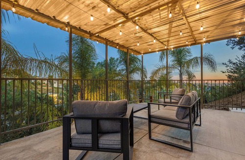 Hollywood Dell House | Luxury 3-Bedroom Estate, High-End Comfort & Style
