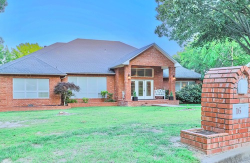McAlester House | Luxury 3-Bedroom Home on Golf-Course in McAlester