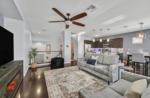 Rhodes Ranch House | Luxury 3-bedroom house with pool & hot tub 2 minutes from Durango Hotel!