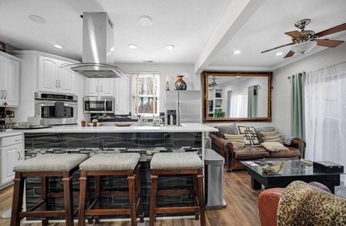 Bridgeport House | Luxury 3-bedroom house with AC in vibrant Chicago
