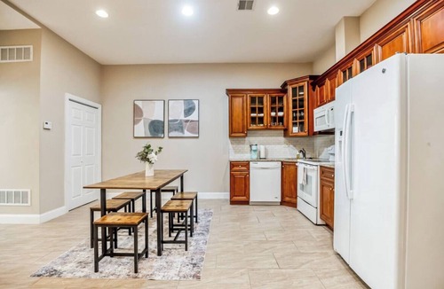 Chinatown Apartment | Luxury 3-bedroom in Center City Philadelphia- Walkable & Safe Neighborhood