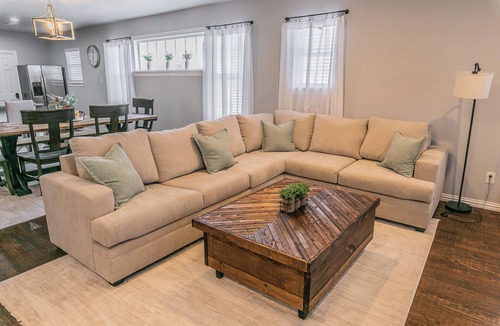 Fort Worth House | Luxury 3 King Beds Sleeps 10 Office Near TCU, Dickies, & Hospitals