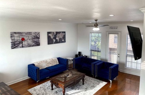 South Central Houston House | Luxury 3-Story Home in Downtown Houston
