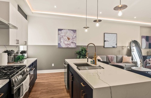 Old East Dallas Condo | Luxury 3BD | Rooftop Deck | Sleeps 11 | Parking