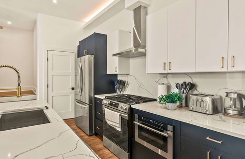 Old East Dallas Condo | Luxury 3BD | Rooftop Deck | Sleeps 11 | Parking