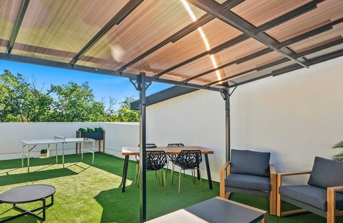 Old East Dallas Condo | Luxury 3BD | Rooftop Deck | Sleeps 11 | Parking