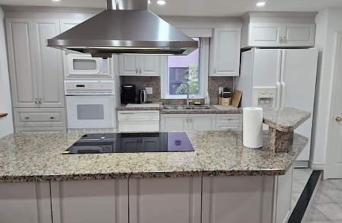 Lakeview House | Luxury 3BR 3BA Family Home, Walk to Lake, Toronto