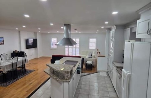Lakeview House | Luxury 3BR 3BA Family Home, Walk to Lake, Toronto