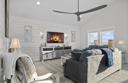 Crystal Beach House | Luxury 3BR Beach Cabin w Gulf Views and Soaking Tub