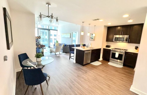 North Buckhead Apartment | Luxury 3BR Buckhead Penthouse/Pool/Balcony/Walk to Lenox,Phipps Plaza & Marta