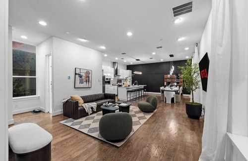Kessler House | Luxury 3BR Dallas Bishop Arts! Rooftop + Skyline + MiniGolf + Firepit + WorldCup