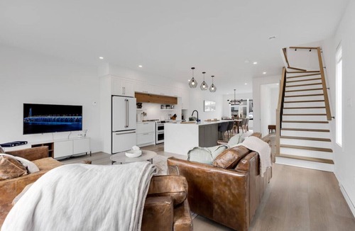 Mirabel House | Luxury 3BR Escape – Jacuzzi & High-Speed Wi-Fi -1